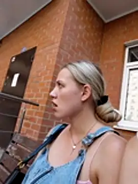 צ'אט XXX בשידור חי של caressyourself