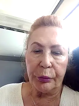 Hottie-Mom Adlı Modelin Canlı XXX Sohbeti
