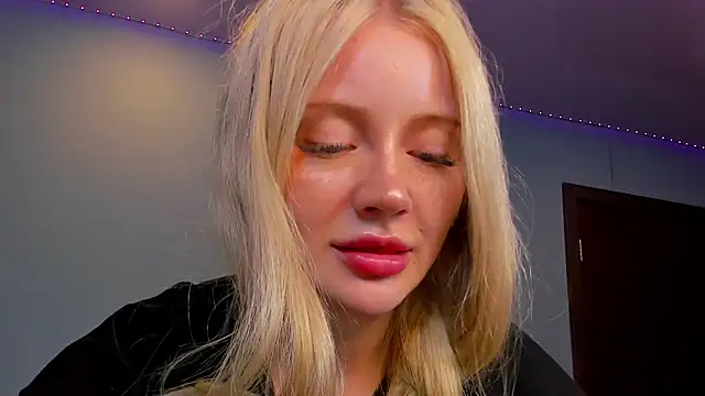 Lillie_Berry Adlı Modelin Canlı XXX Sohbeti