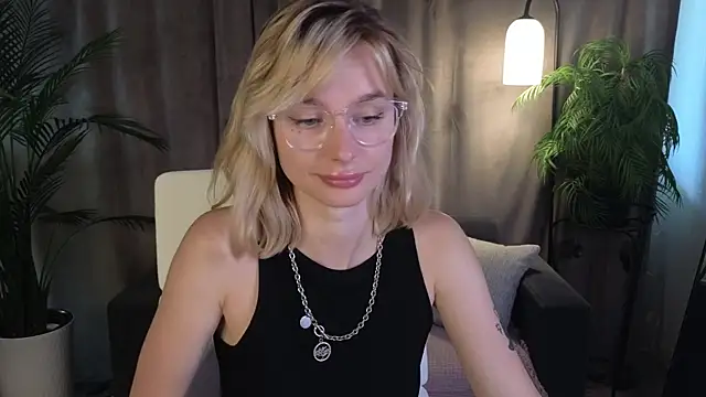 NoraMoreau live XXX chat