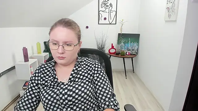Chat +18 de IrenneBates ao vivo