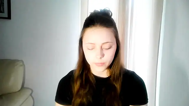 Chat +18 de TabithaKua ao vivo