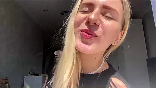 Chat XXX en directo de SashaSunnyShy