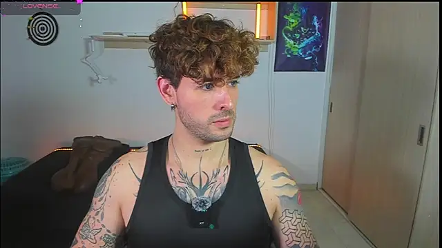 ARES_TATTO: διαδικτυακό σόου στην κάμερα