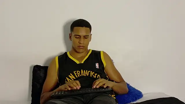 lucas837481 – Live XXX-chat