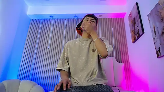 AdrianStark_ Chat XXX in diretta