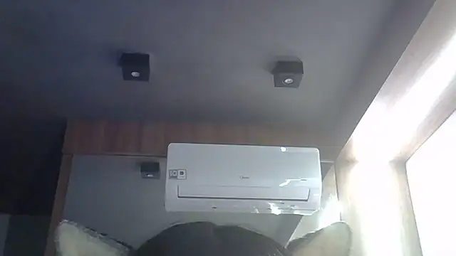SkinnyKitten Pertunjukan Webcam