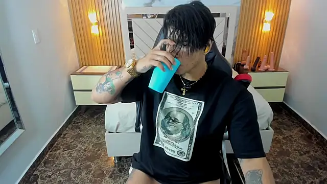 KAROLLJONES1 élő XXX-chatje