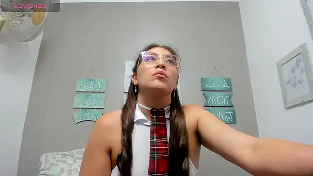 mikaela_s3x élő XXX-chatje