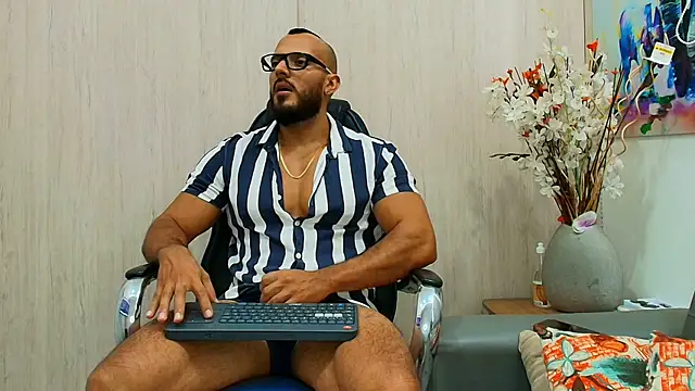Webkamerová show karymmusclet777