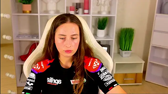 NadinnL Adlı Modelin Canlı XXX Sohbeti