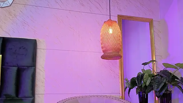Emilia_monroe Adlı Modelin Canlı XXX Sohbeti