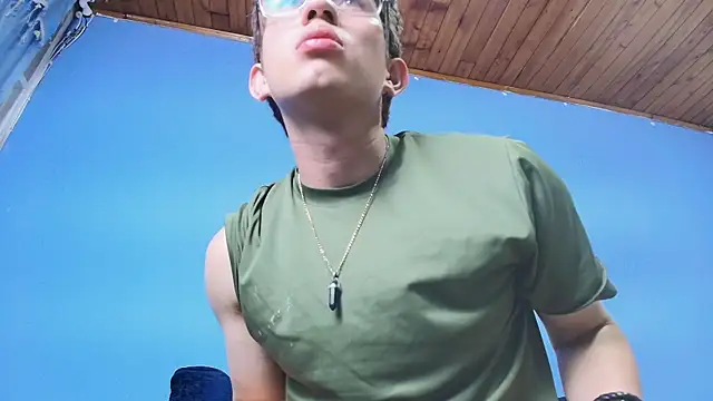 ADAM_CUMS 即時 XXX 聊天