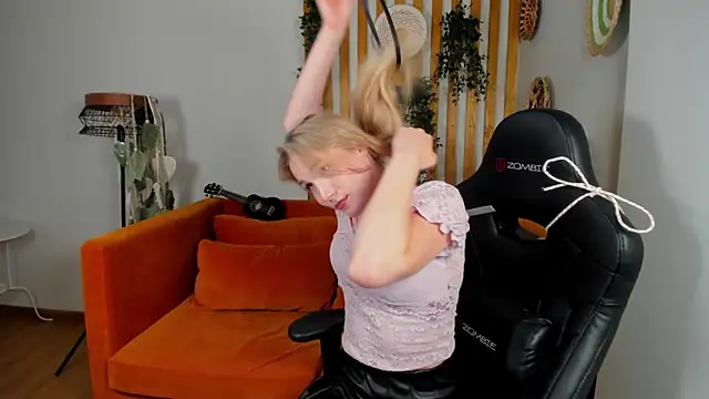 Chat +18 de ElaraVoltage ao vivo
