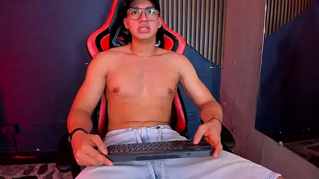 Show modela Axxel_Muscle na web-kameri