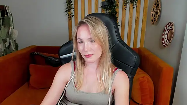 ElaraVoltage Adlı Modelin Canlı XXX Sohbeti