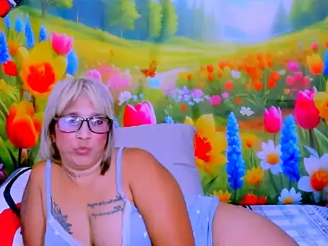 indianroxy's Live XXX Chat