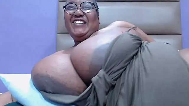 GiantTittts' Live XXX Chat