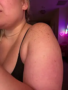 PiggyRose Adlı Modelin Canlı XXX Sohbeti