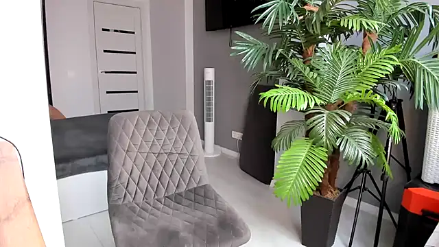 love_is_: διαδικτυακό σόου στην κάμερα
