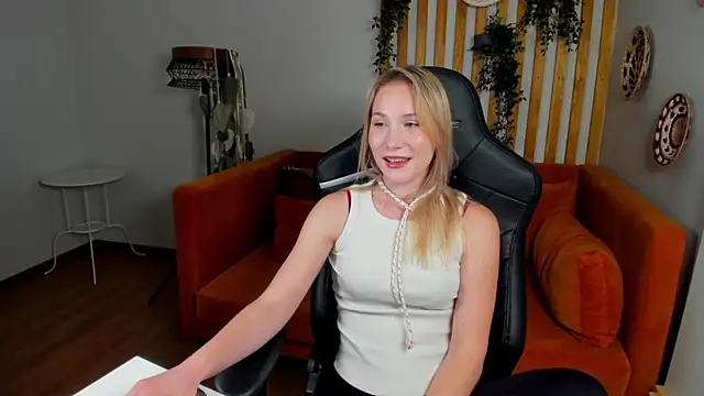 ElaraVoltage live XXX chat
