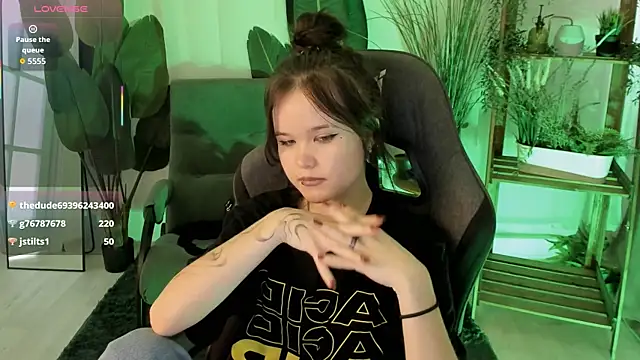 Elainebeness élő XXX-chatje
