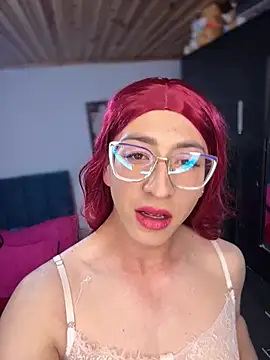 NICOLLE__12: διαδικτυακό σόου στην κάμερα