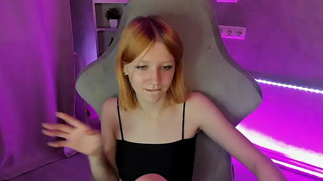 Emma_Dusk Show in webcam
