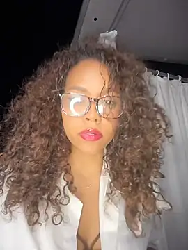 XXX chat uživo modela CurlyOopsieXXX