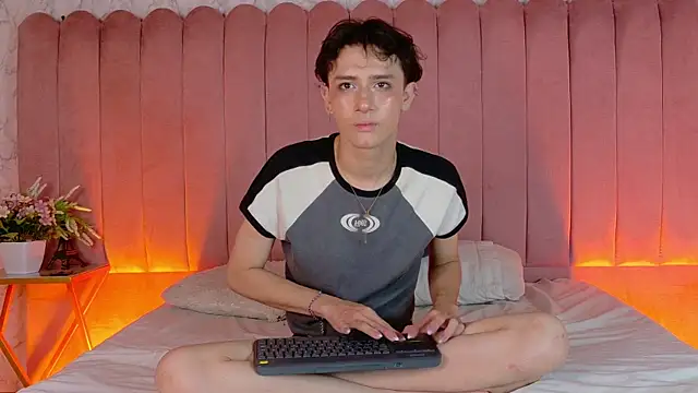 Leo_Williamss Adlı Modelin Canlı XXX Sohbeti