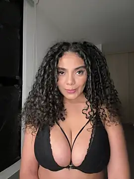 Curlyierr Adlı Modelin Canlı XXX Sohbeti