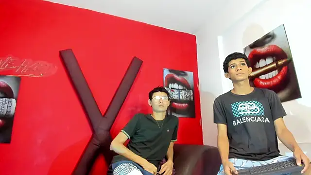 PRETTY_LOVERS1's Live XXX Chat