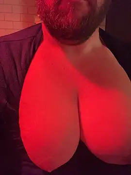 hugemanbreasts Live XXX-Chat