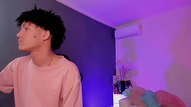 NoahBull19's Live XXX Chat