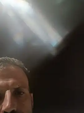 Travis212121 – Naživo XXX chat