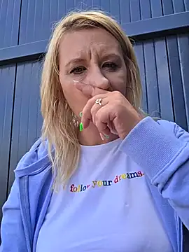Chat +18 de KaylinJan ao vivo