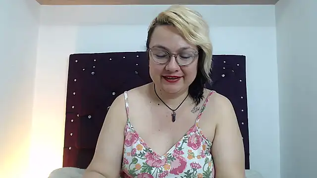Chat +18 de AnyaLuxx ao vivo