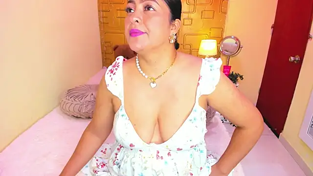 Chat +18 de Julia_Haye ao vivo