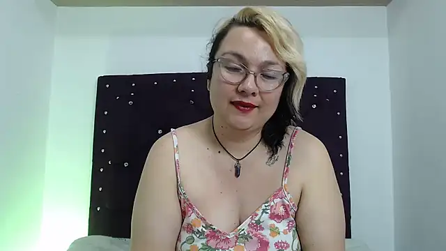 Chat +18 de AnyaLuxx ao vivo