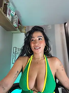 AsianMilfSheryl: онлайн-секс-чат