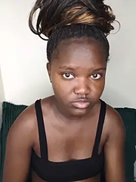 little_creamy's Live XXX Chat