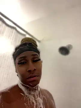 ItsForeignbabe élő XXX-chatje