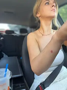 Chat +18 de Love_Bri ao vivo
