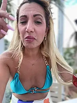 adya-aly's Live XXX Chat
