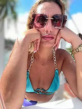 XXX chat uživo modela adya-aly