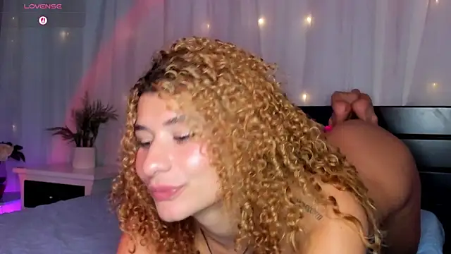 Chat +18 de Evolet_Bee ao vivo