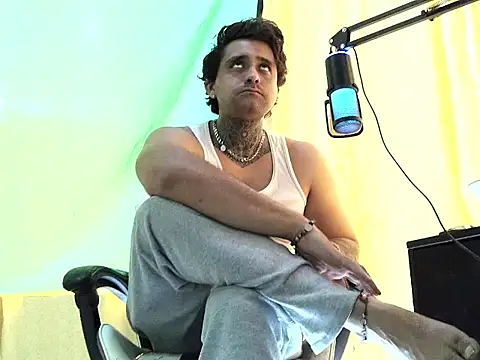 aronmiller404 live XXX chat