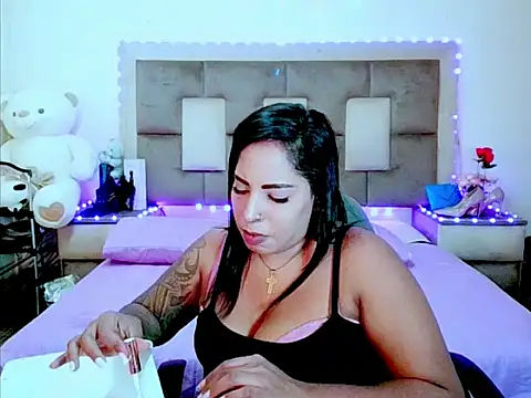 indiantopaz694u Adlı Modelin Canlı XXX Sohbeti