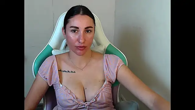 Chat +18 de Cammil1a_horn ao vivo