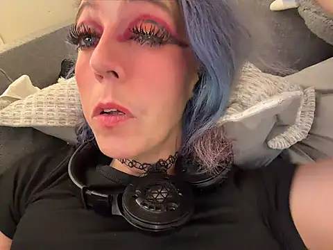 XXX chat uživo modela MegaTinyyy